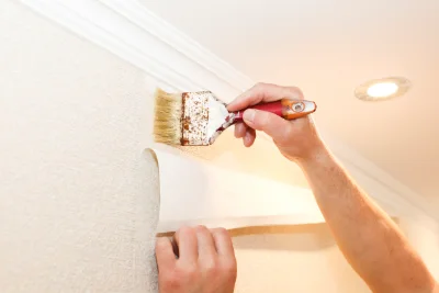 Pose de papier peint à Gourlizon — revêtements muraux et toiles de verre